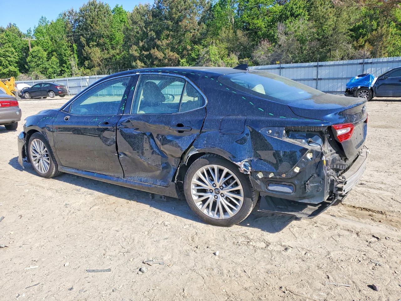 2020 TOYOTA CAMRY XLE photo 3