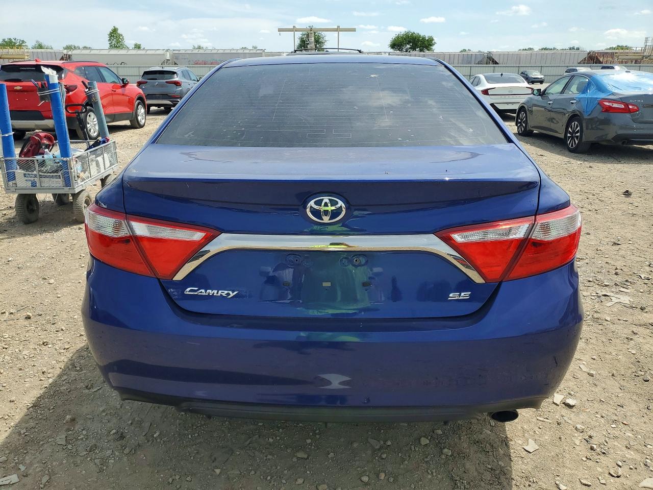 2016 TOYOTA CAMRY SE photo 16