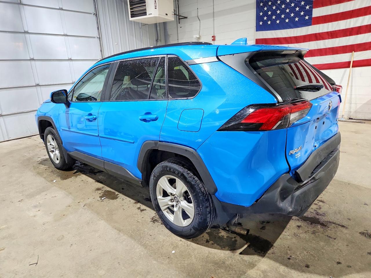 2019 TOYOTA RAV4 XLE photo 3