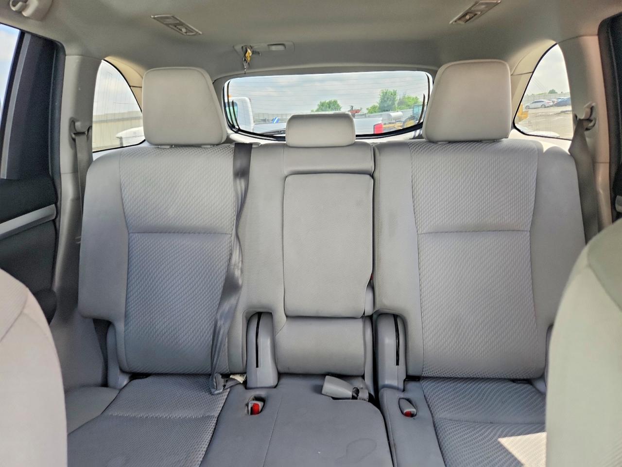 2019 TOYOTA HIGHLANDER LE photo 19