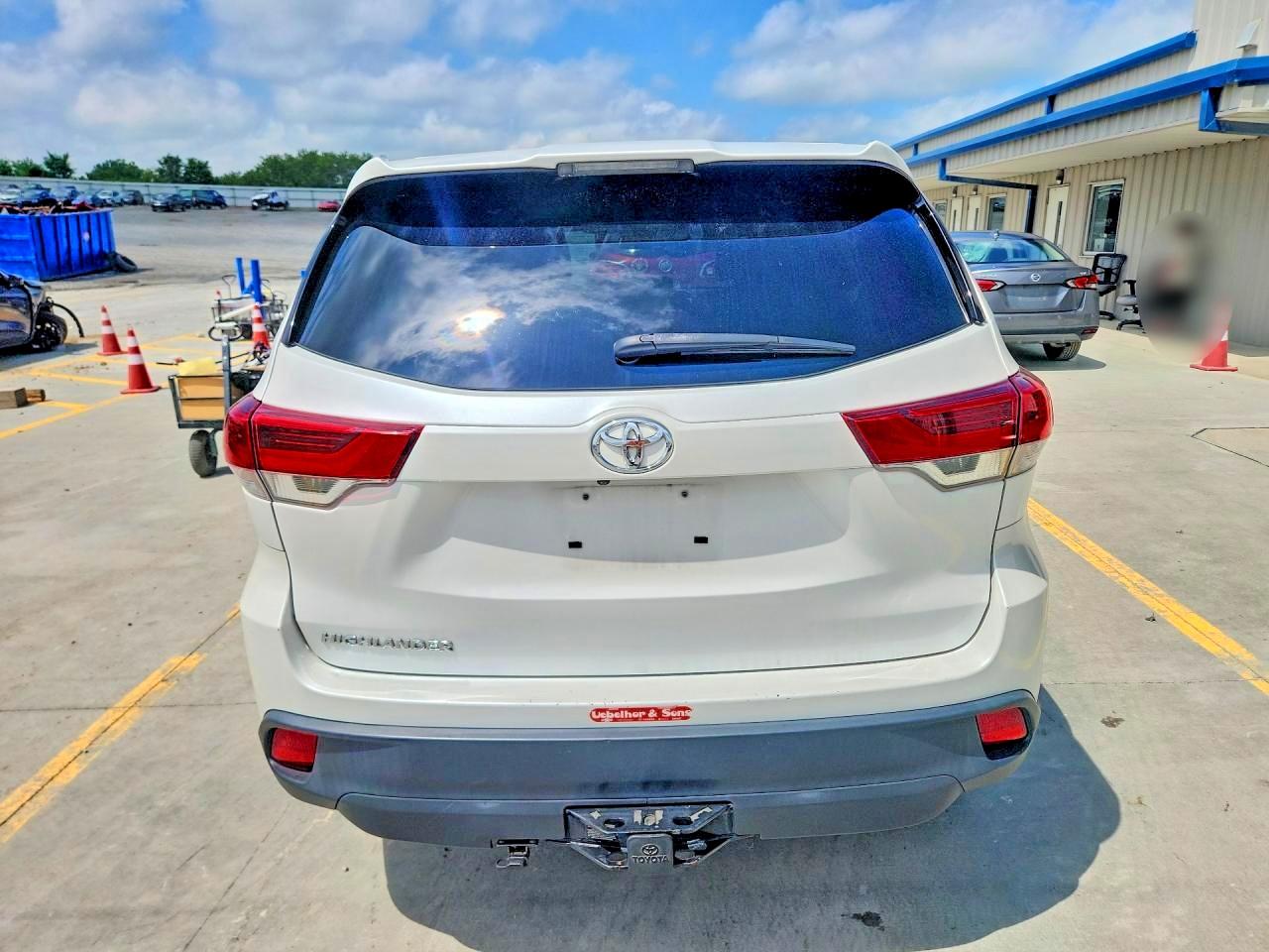 2019 TOYOTA HIGHLANDER LE photo 11