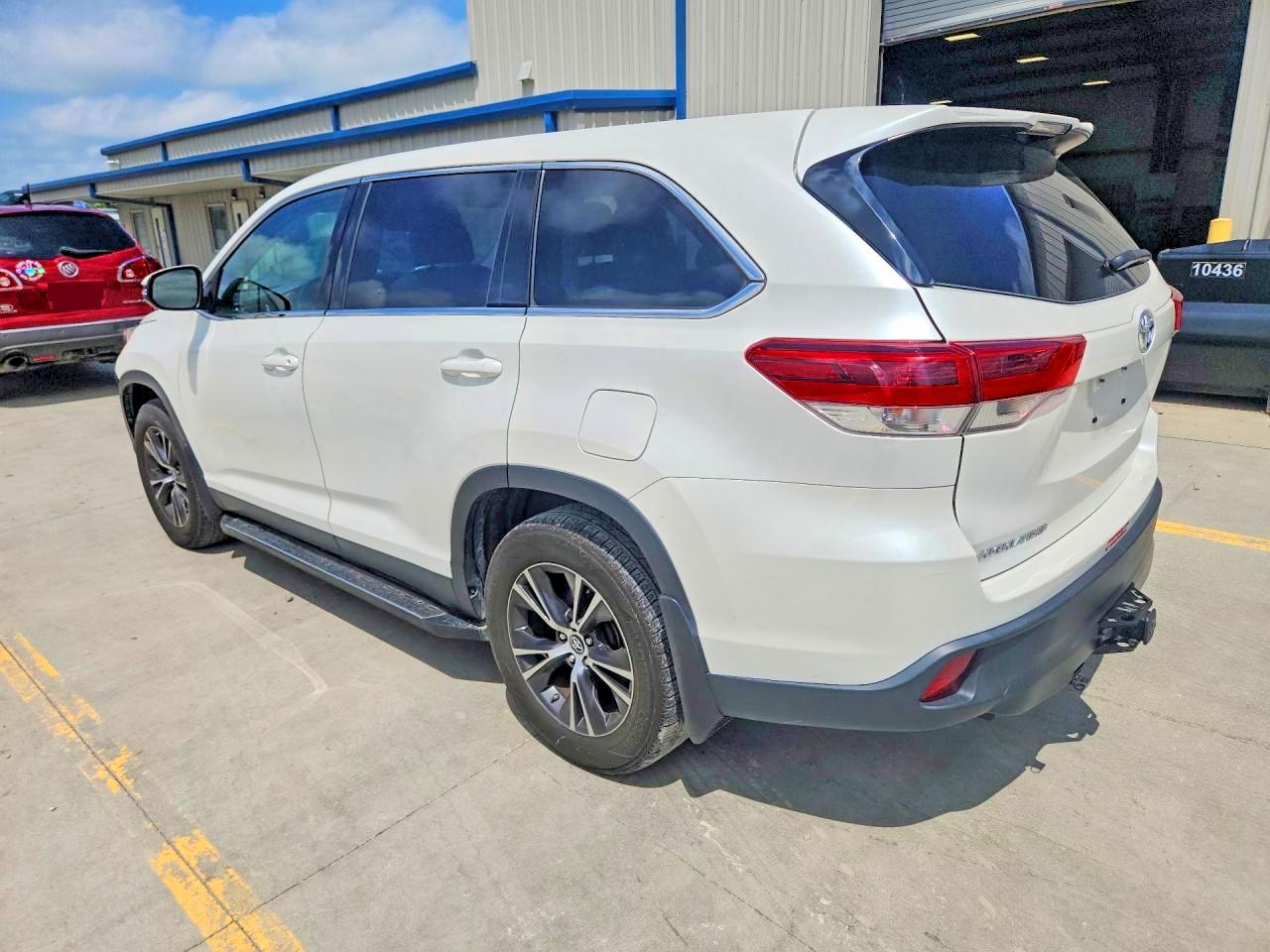 2019 TOYOTA HIGHLANDER LE photo 3