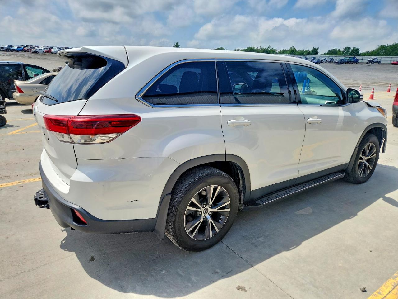 2019 TOYOTA HIGHLANDER LE photo 5