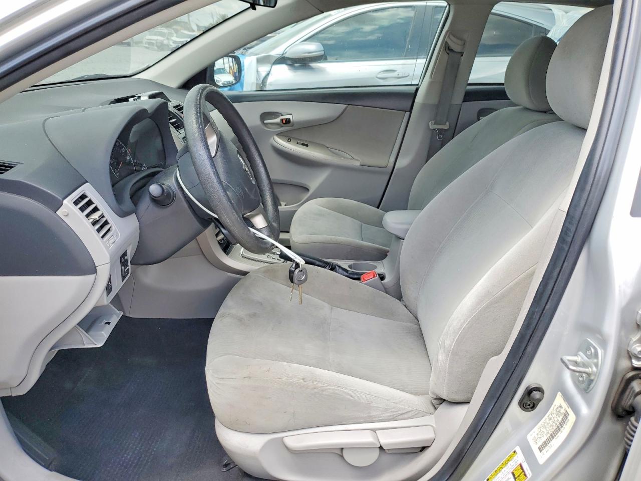 2013 TOYOTA COROLLA LE photo 13