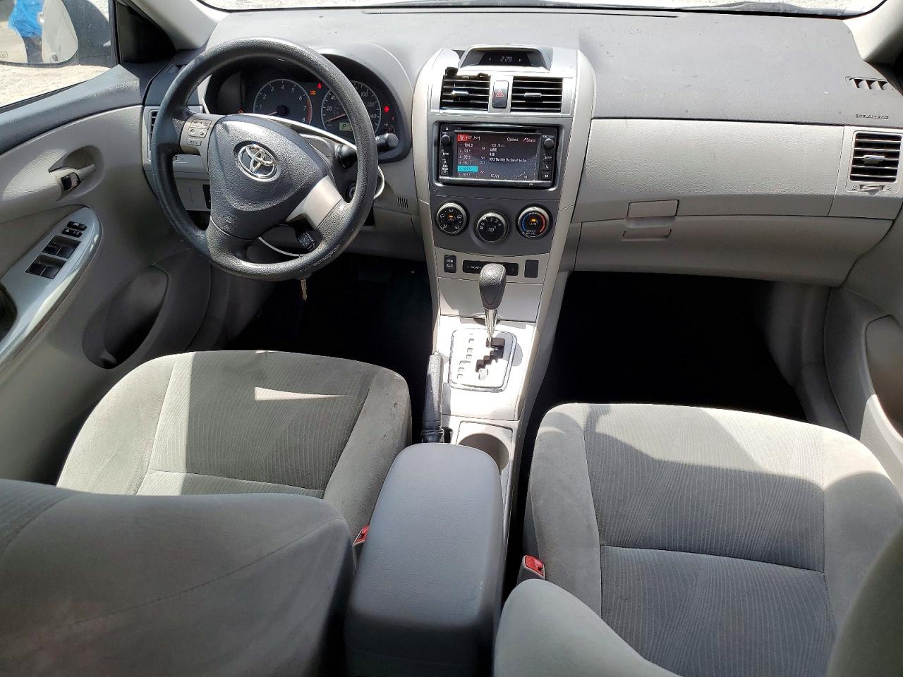 2013 TOYOTA COROLLA LE photo 15