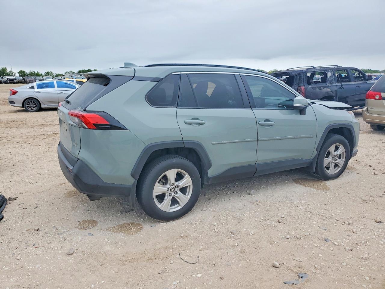 2021 TOYOTA RAV4 XLE photo 5