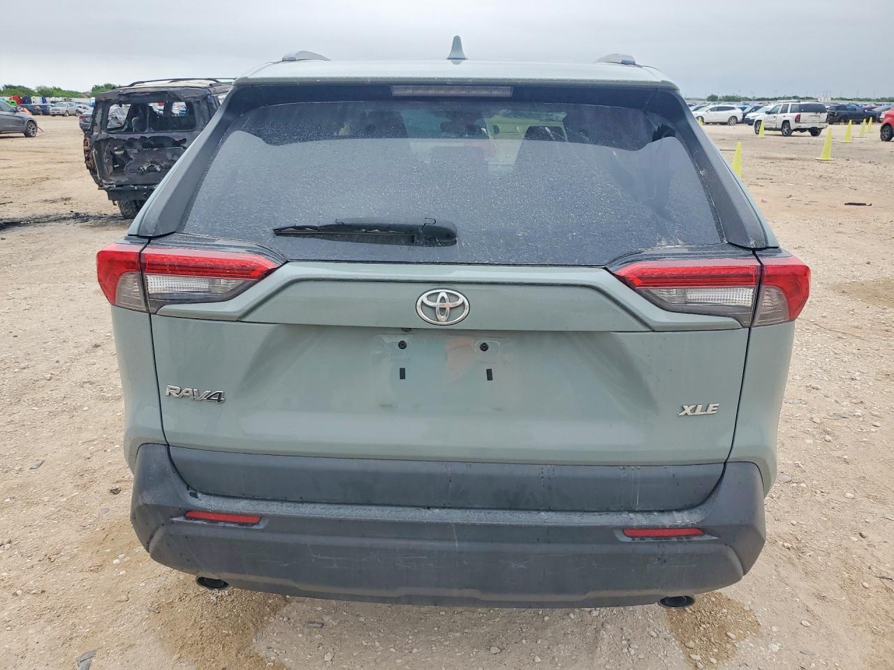 2021 TOYOTA RAV4 XLE photo 11