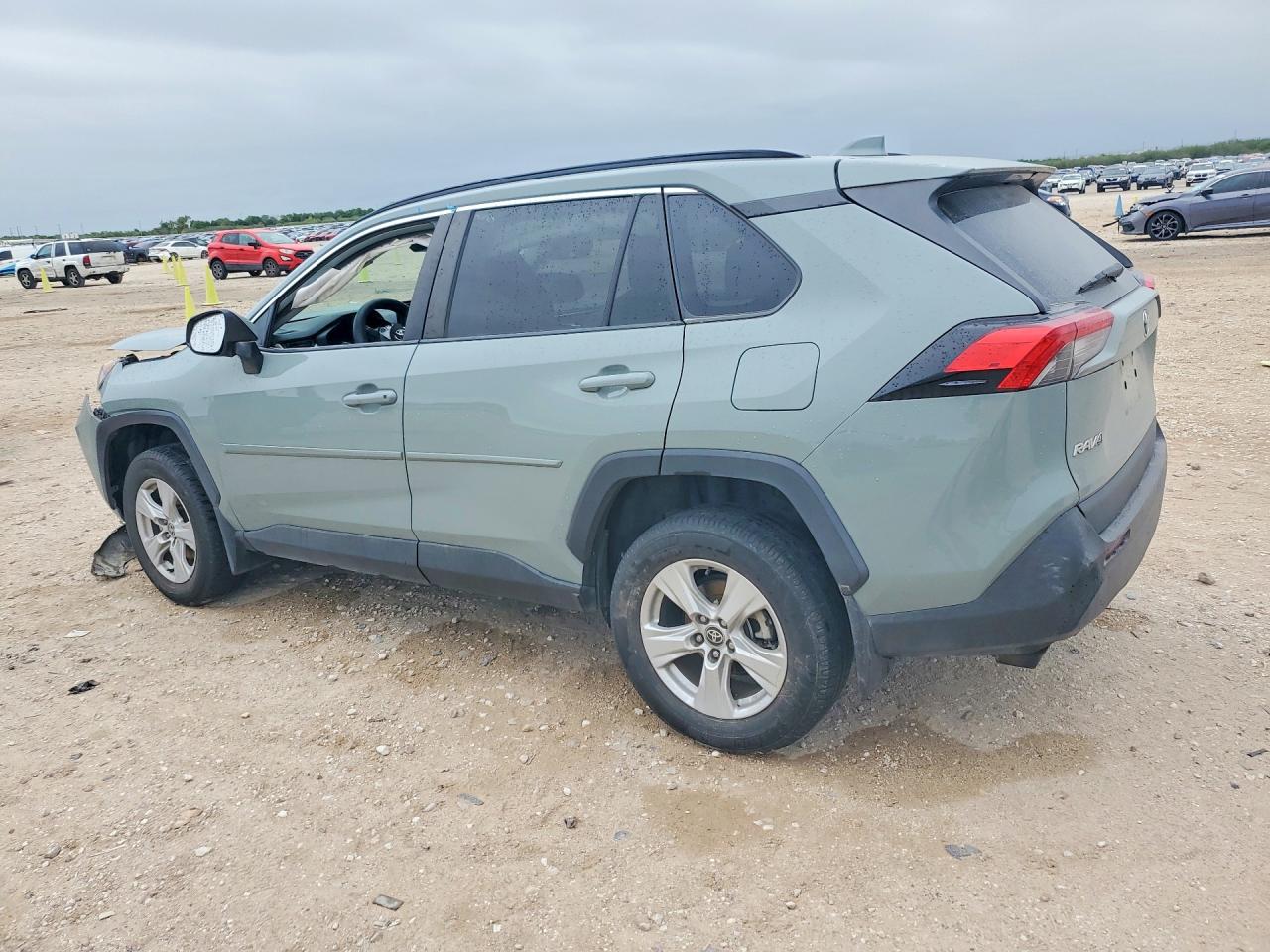 2021 TOYOTA RAV4 XLE photo 3