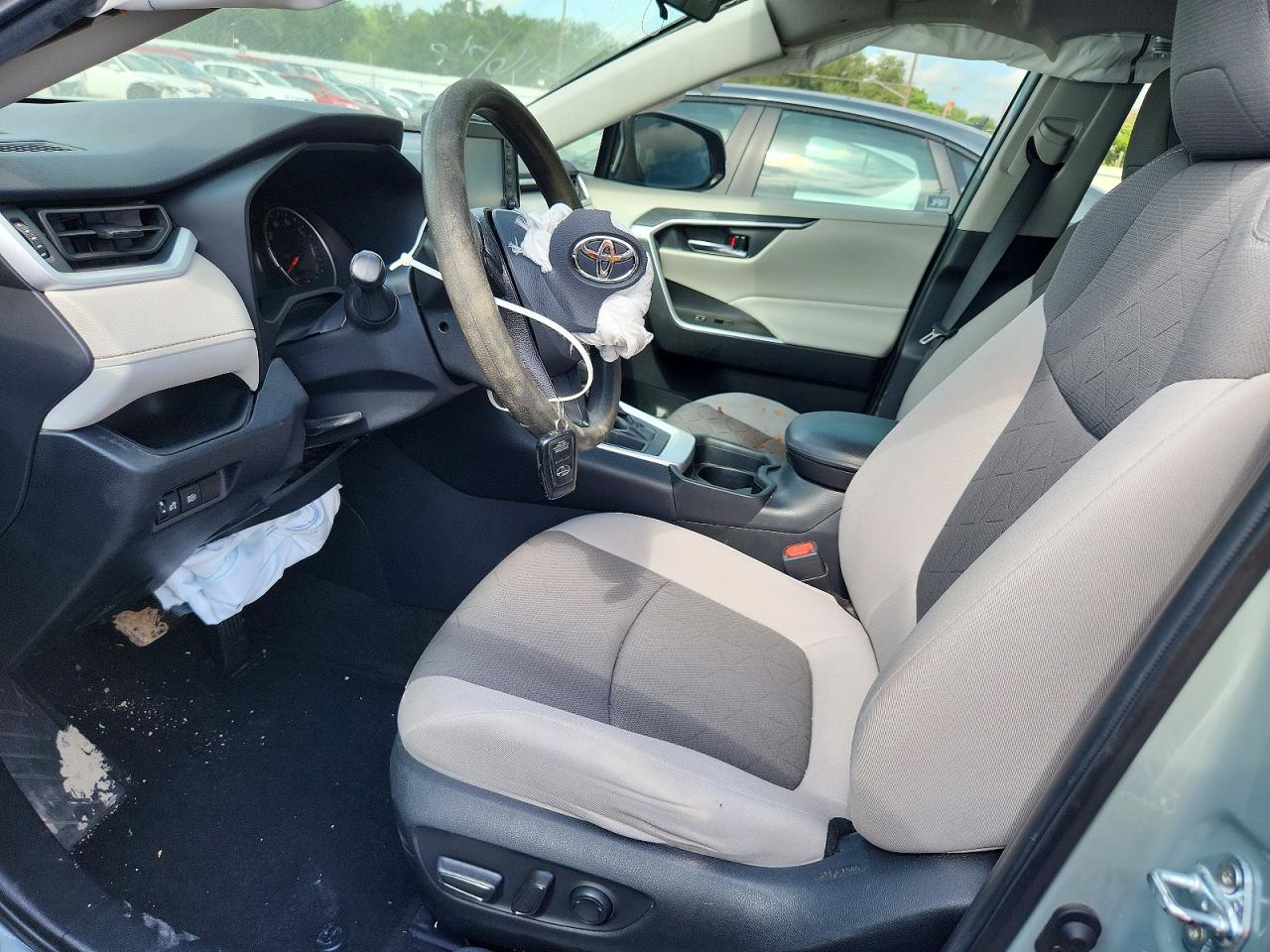 2021 TOYOTA RAV4 XLE photo 13