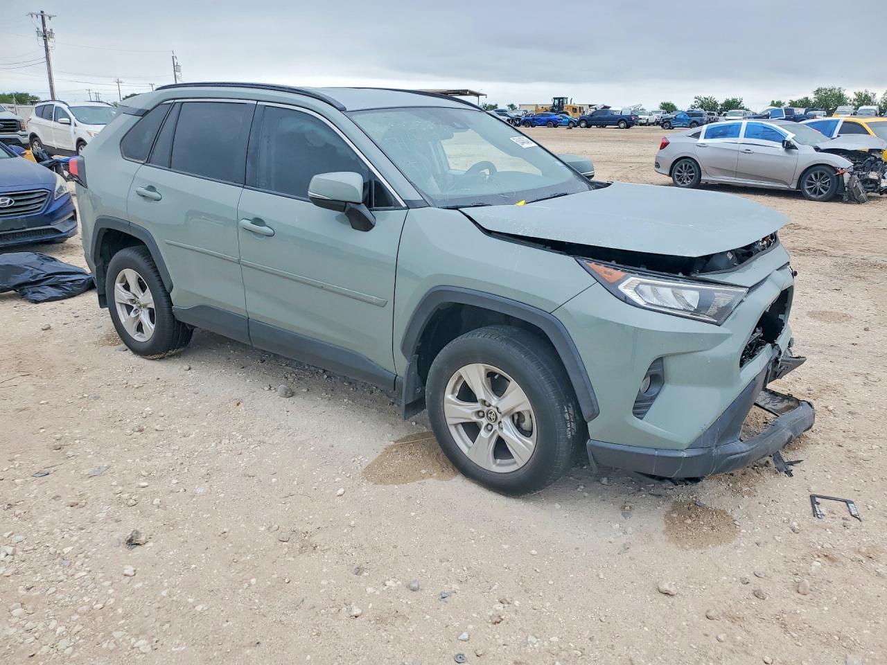 2021 TOYOTA RAV4 XLE photo 7