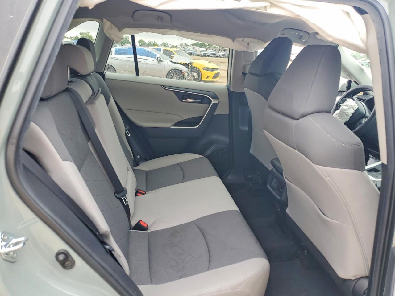 2021 TOYOTA RAV4 XLE photo 21