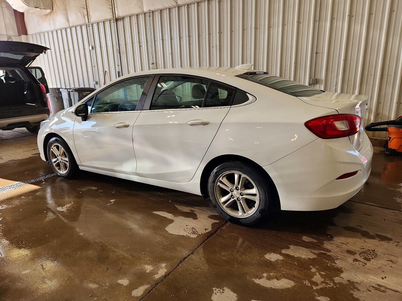 2017 CHEVROLET CRUZE LT photo 4