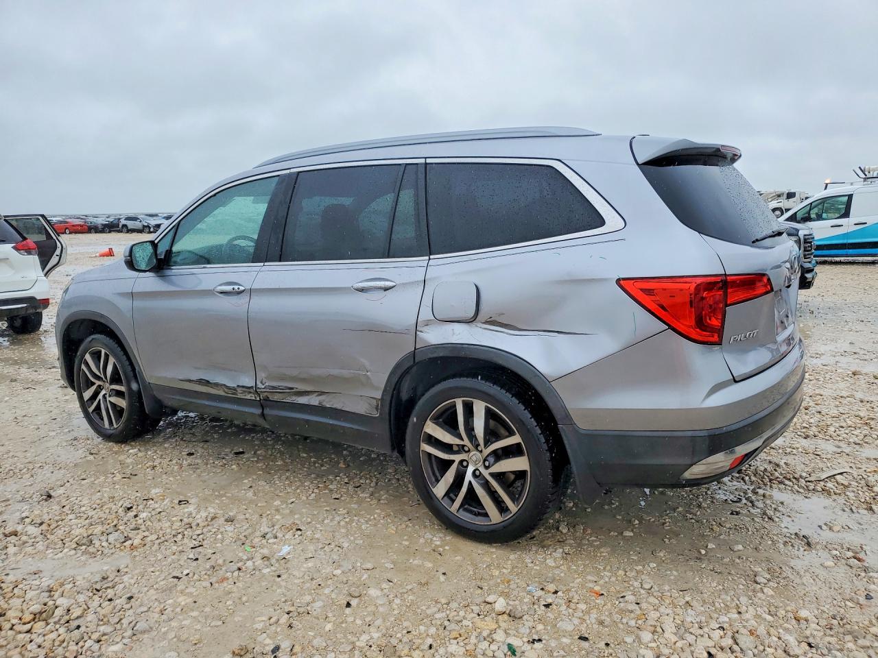 2016 HONDA PILOT TOURING photo 4