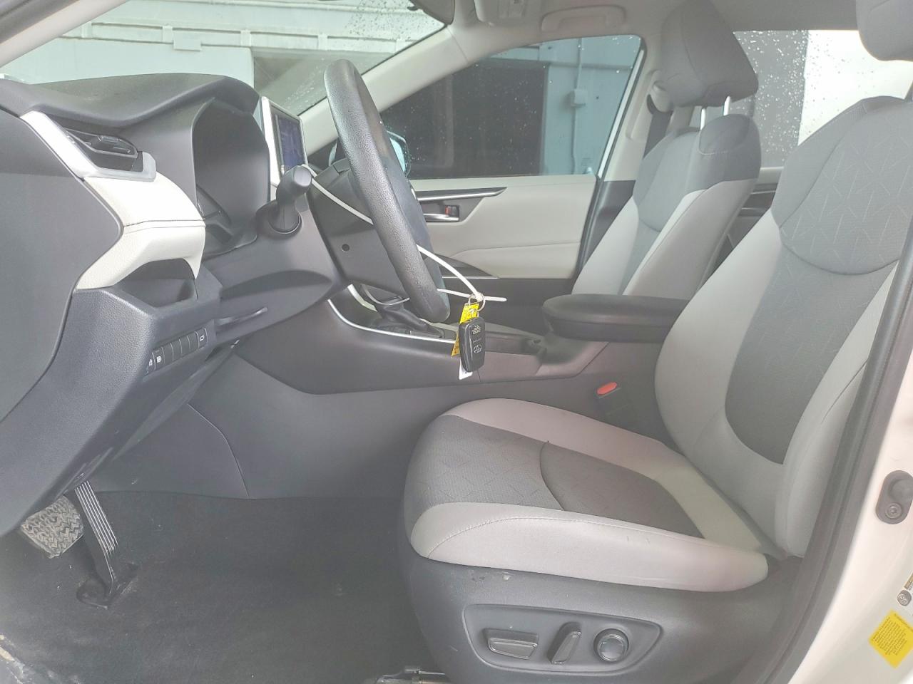 2024 TOYOTA RAV4 XLE photo 19