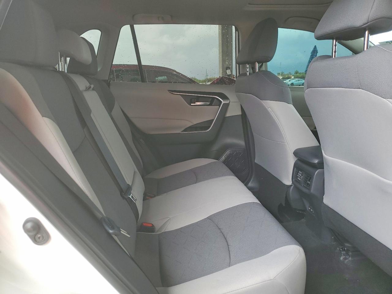 2024 TOYOTA RAV4 XLE photo 31