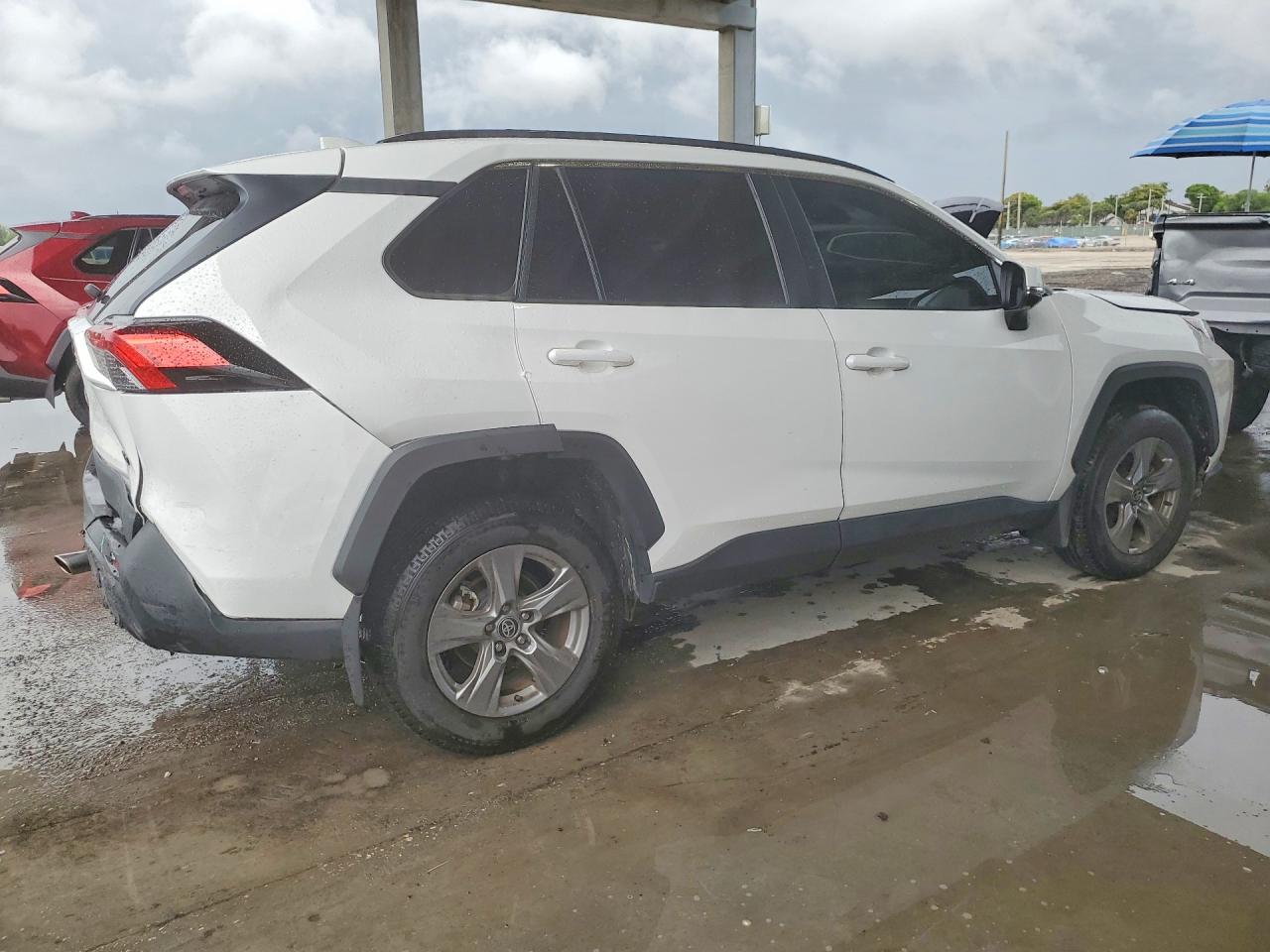 2024 TOYOTA RAV4 XLE photo 7