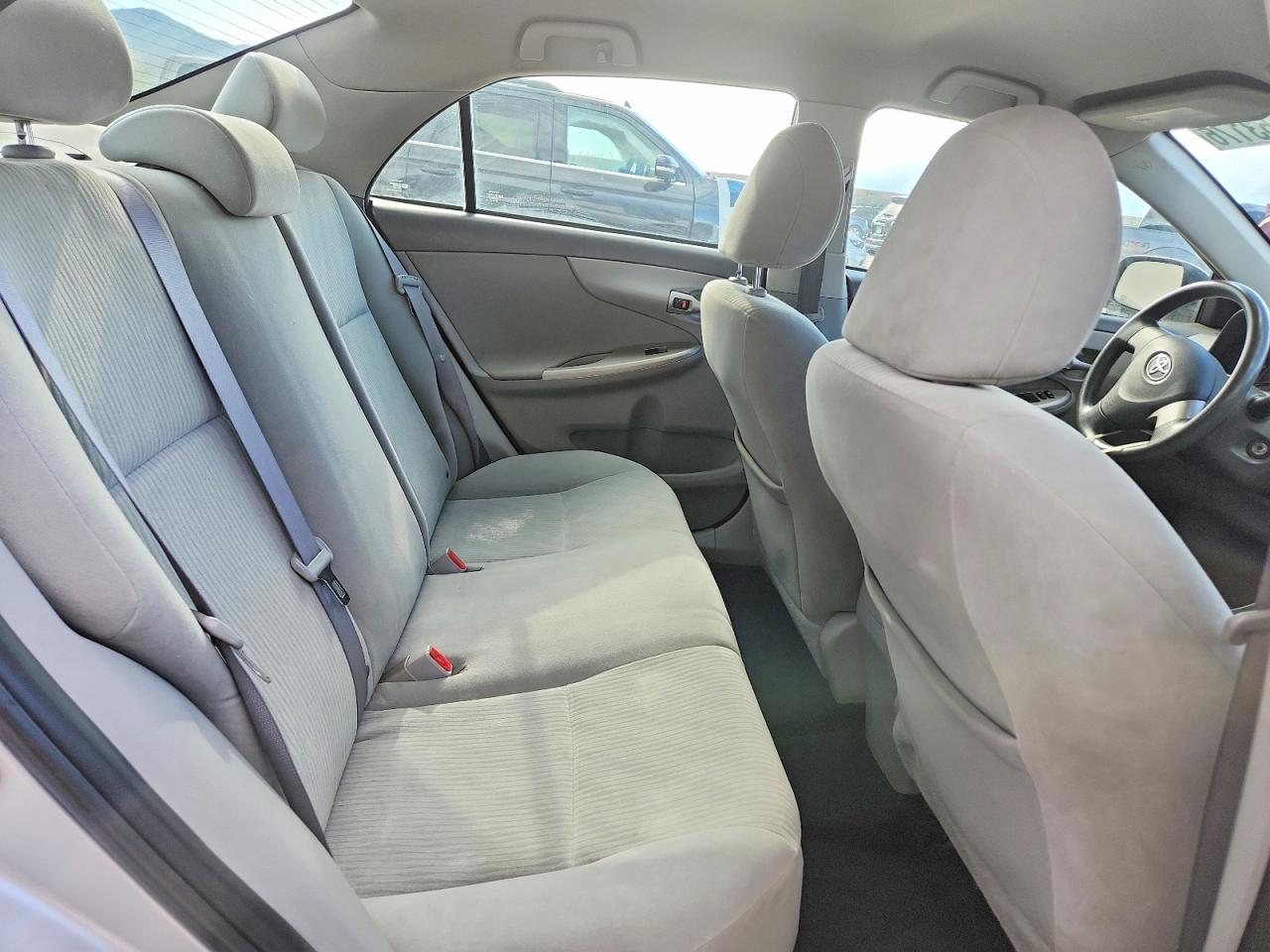 2010 TOYOTA COROLLA LE photo 19