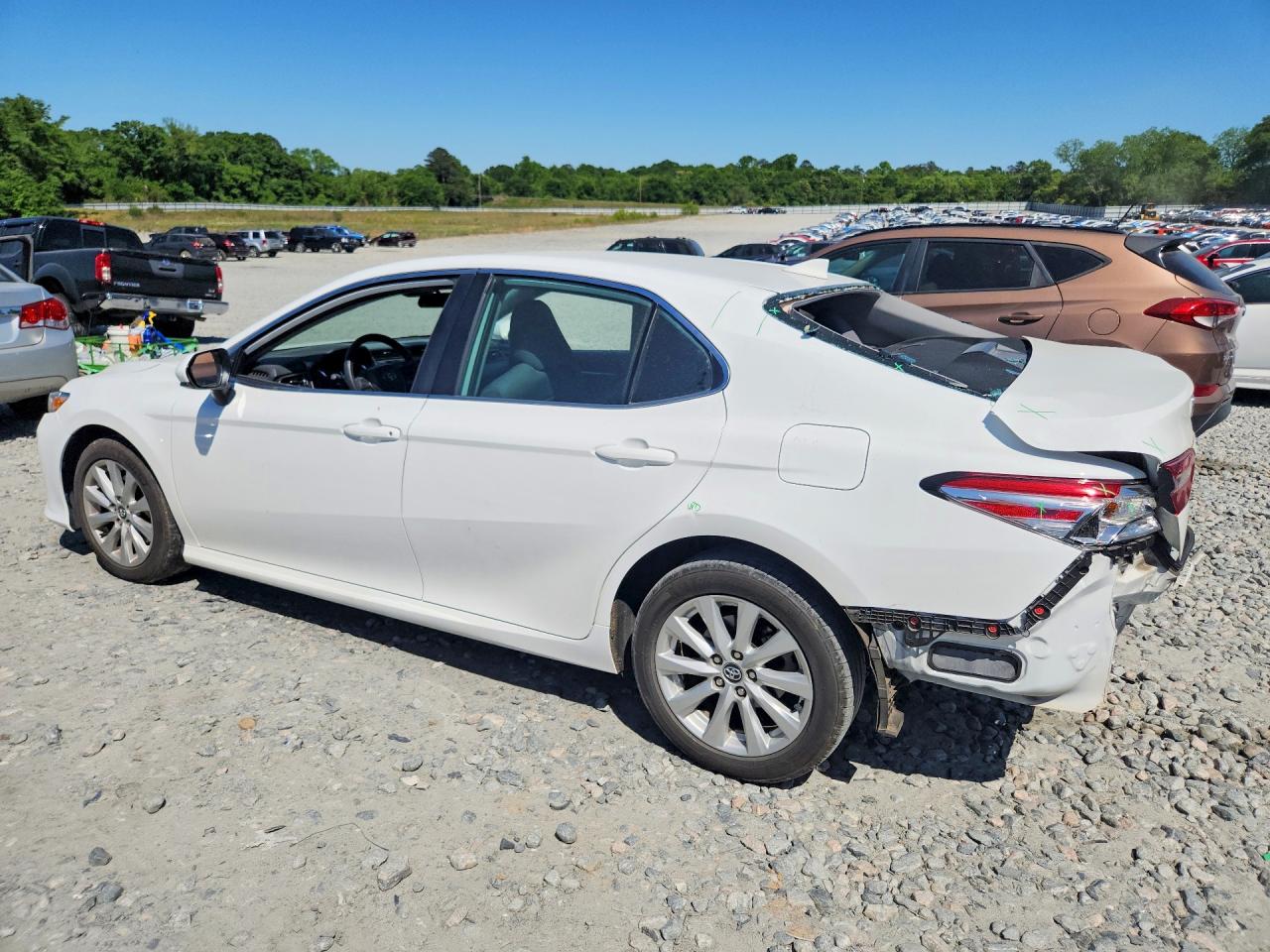 2020 TOYOTA CAMRY LE photo 4