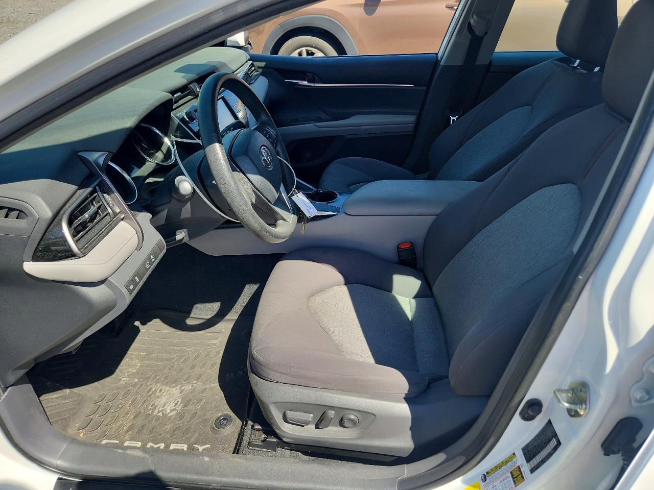 2020 TOYOTA CAMRY LE photo 19