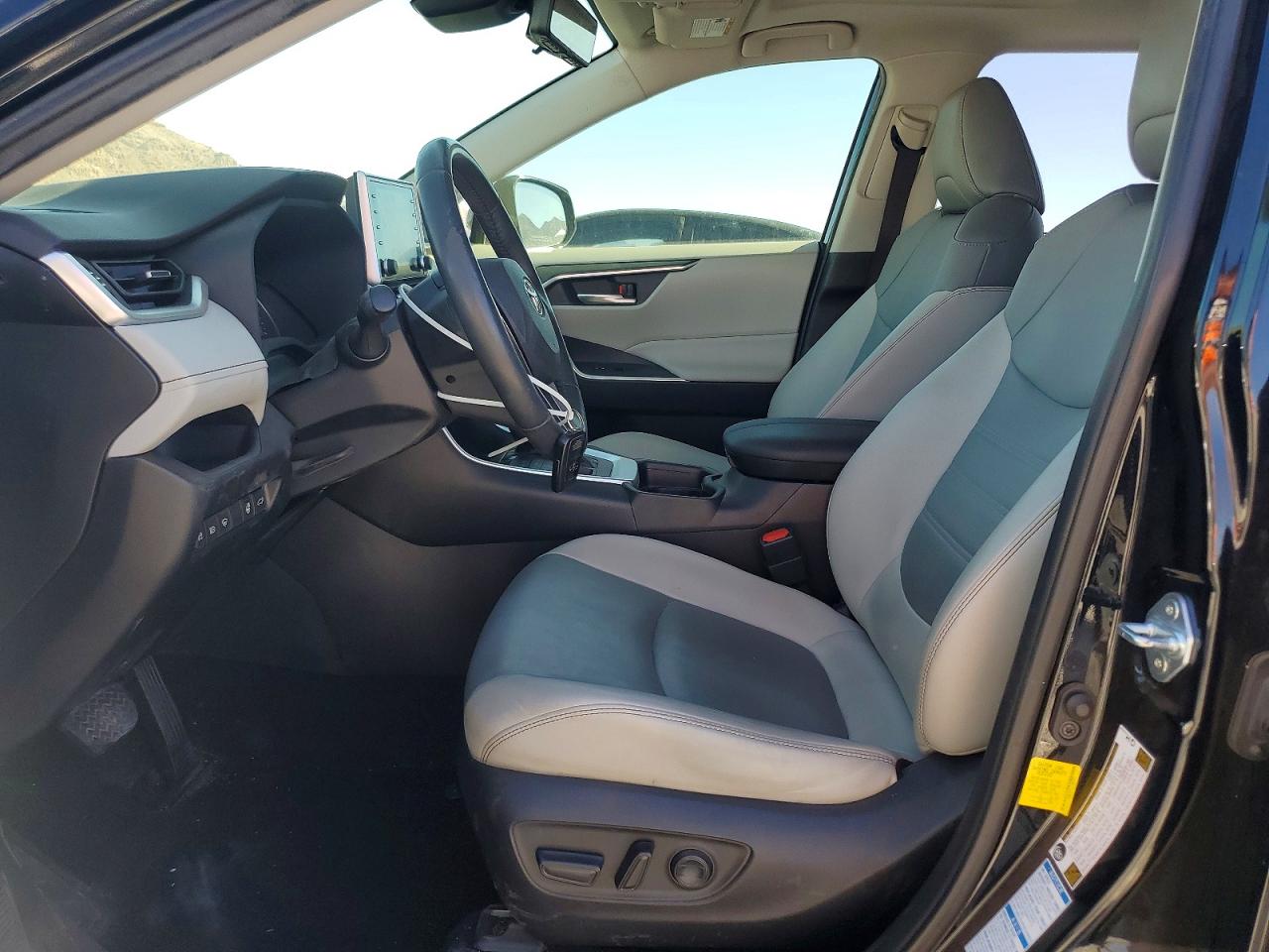 2019 TOYOTA RAV4 photo 13