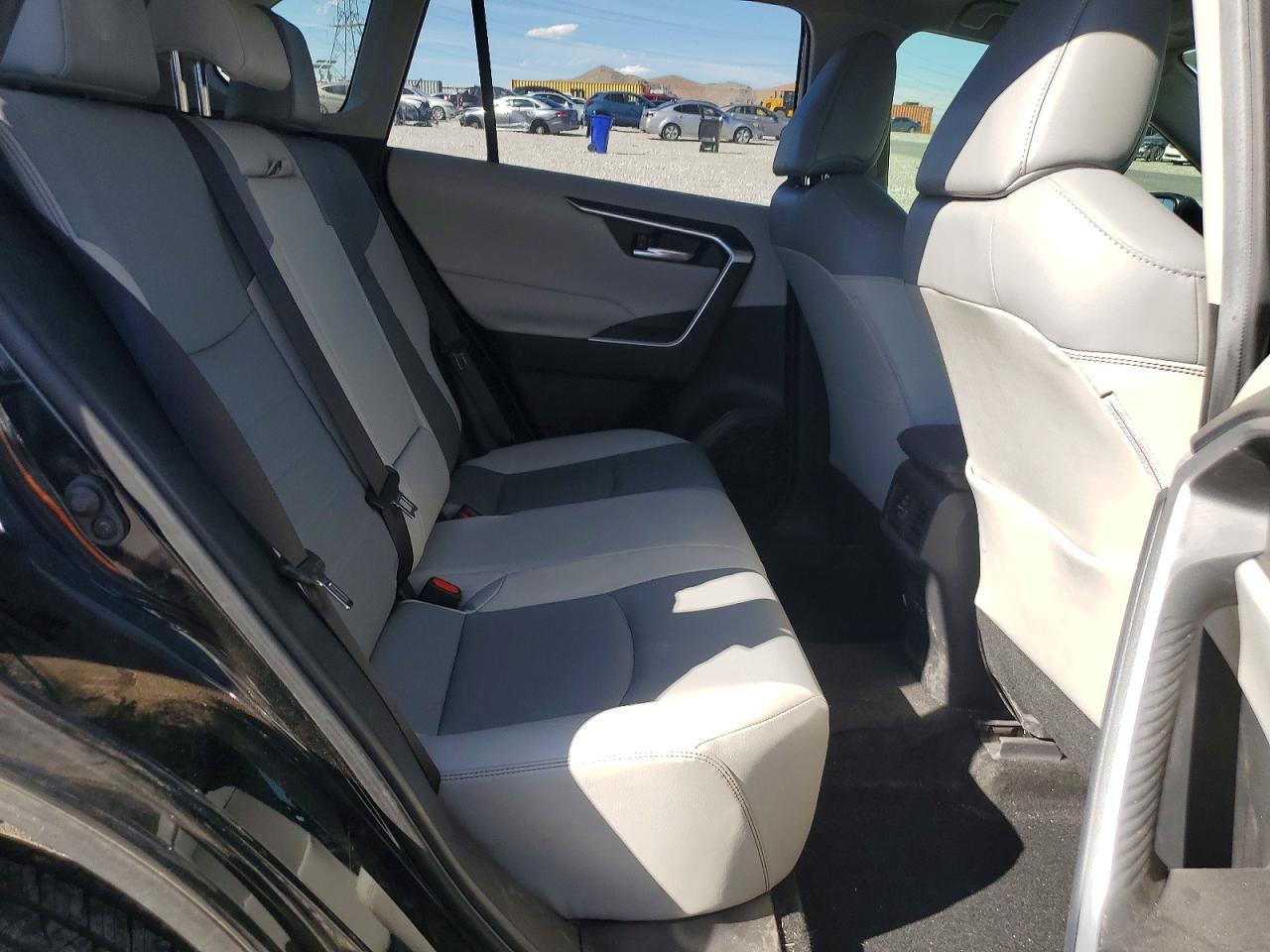 2019 TOYOTA RAV4 photo 21