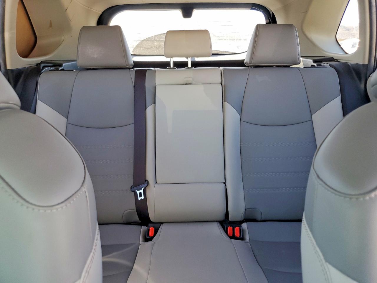 2019 TOYOTA RAV4 photo 19