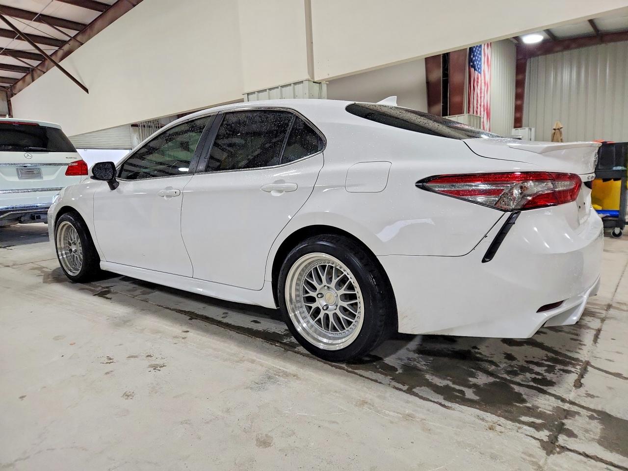 2019 TOYOTA CAMRY SE photo 4