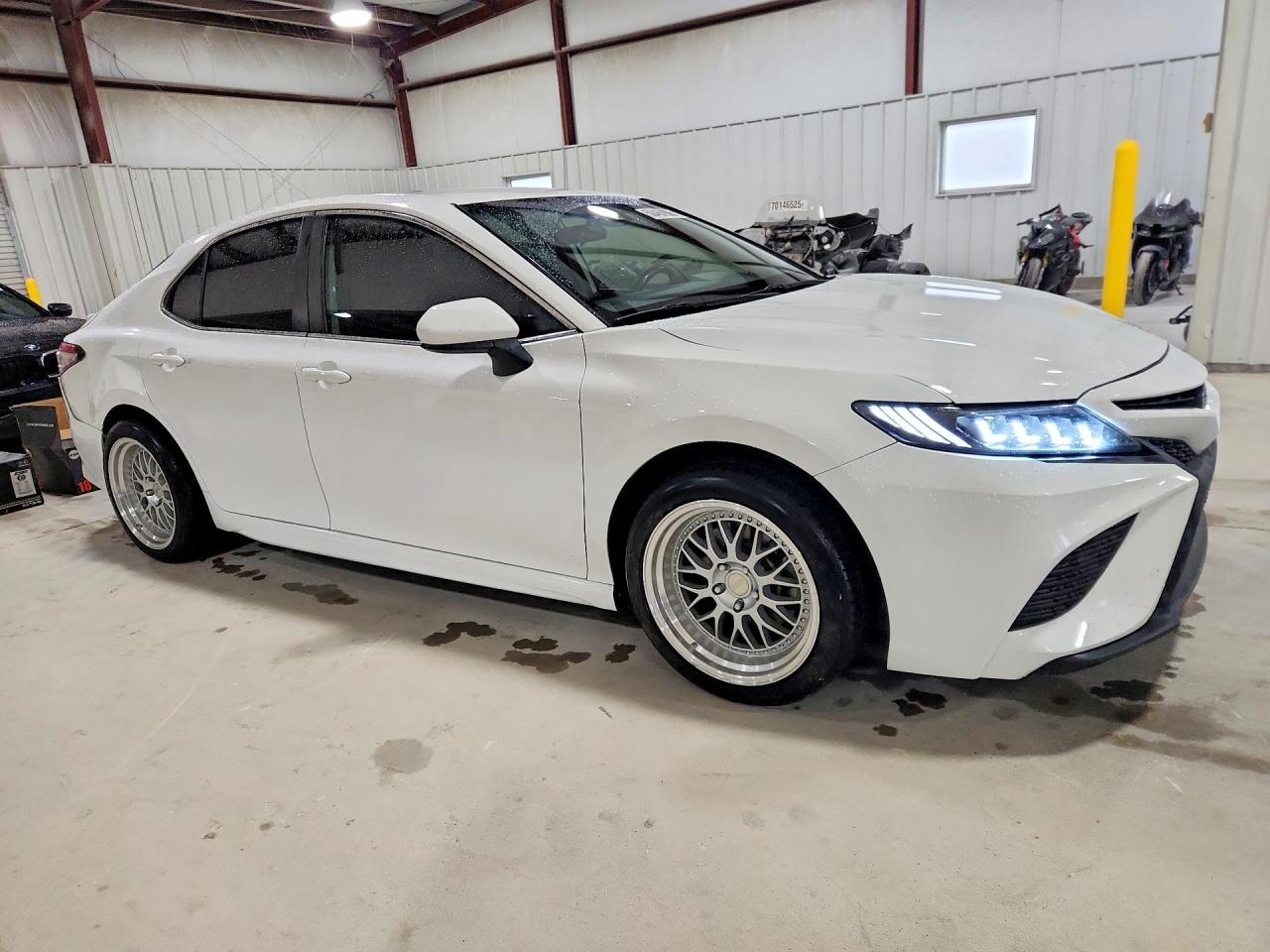 2019 TOYOTA CAMRY SE photo 10