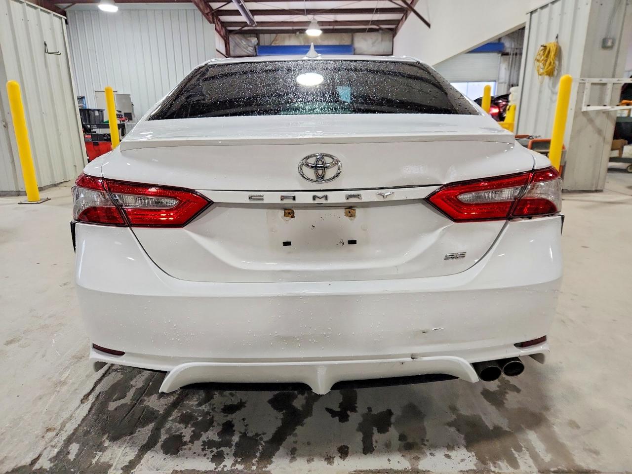 2019 TOYOTA CAMRY SE photo 16
