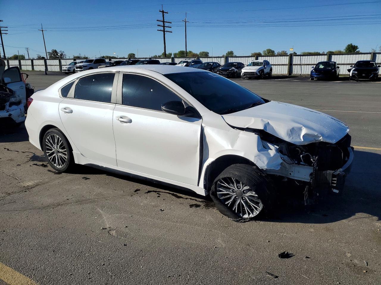 2023 KIA FORTE GT LINE photo 4