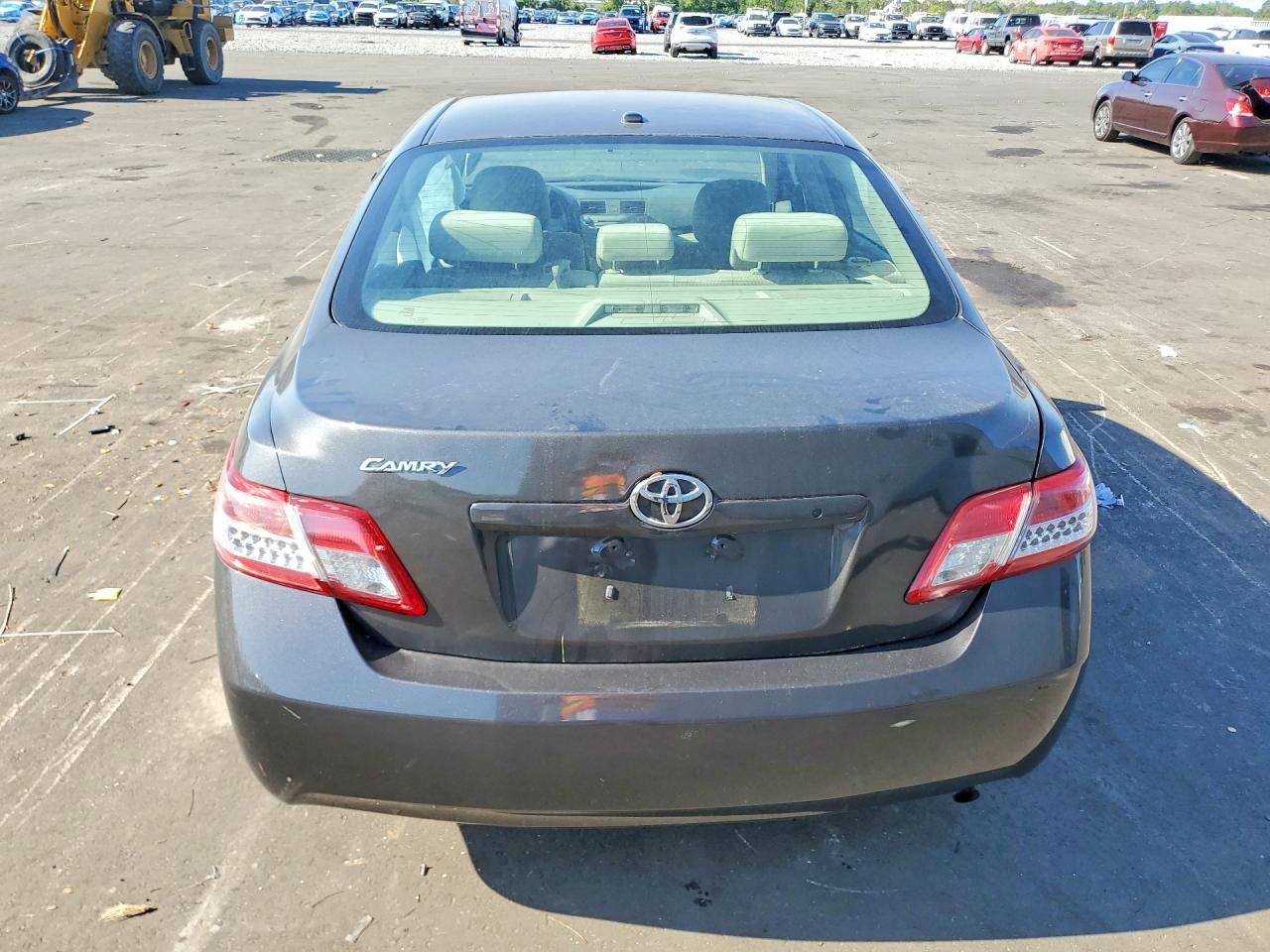 2011 TOYOTA CAMRY LE photo 11
