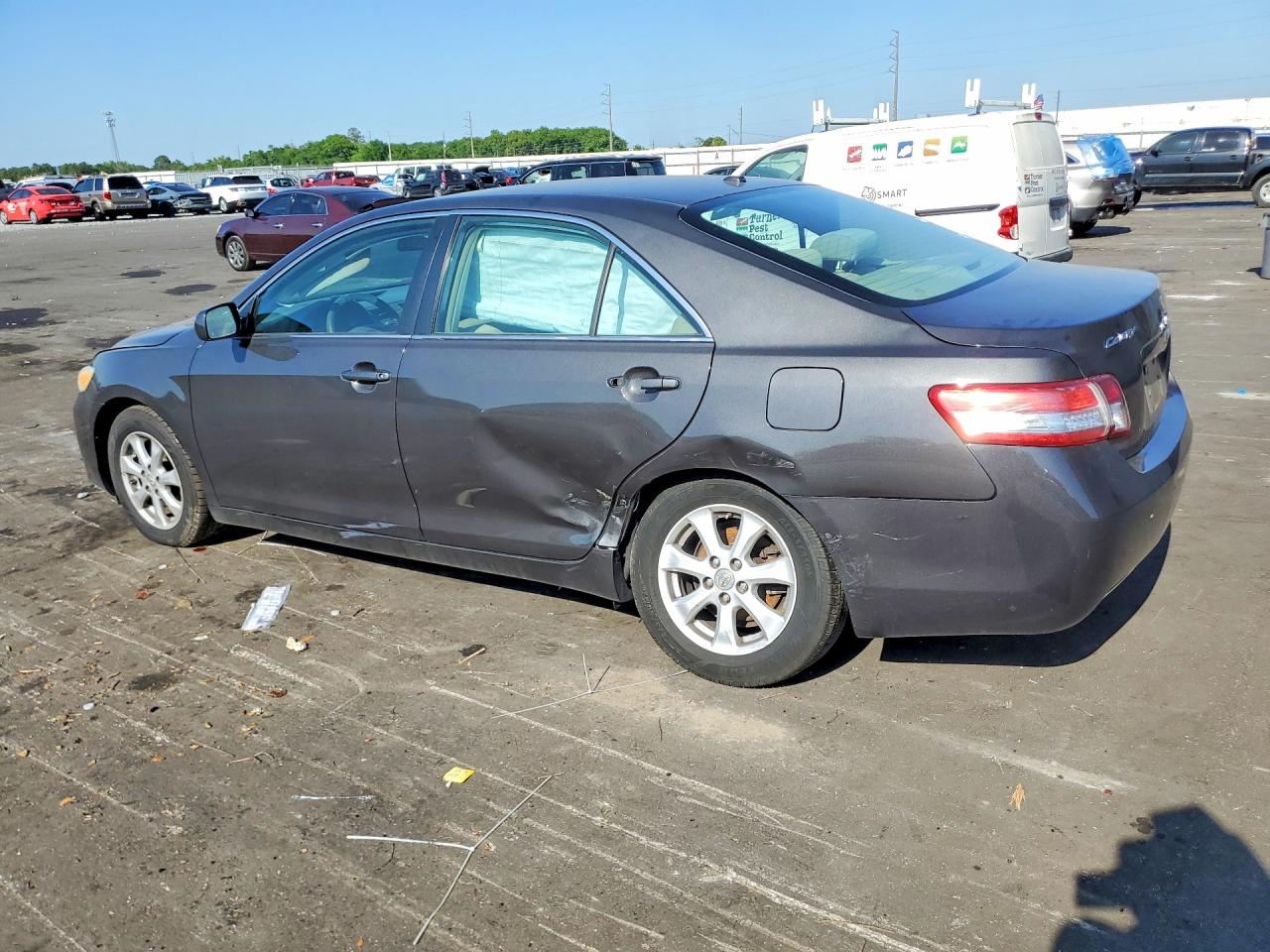 2011 TOYOTA CAMRY LE photo 3