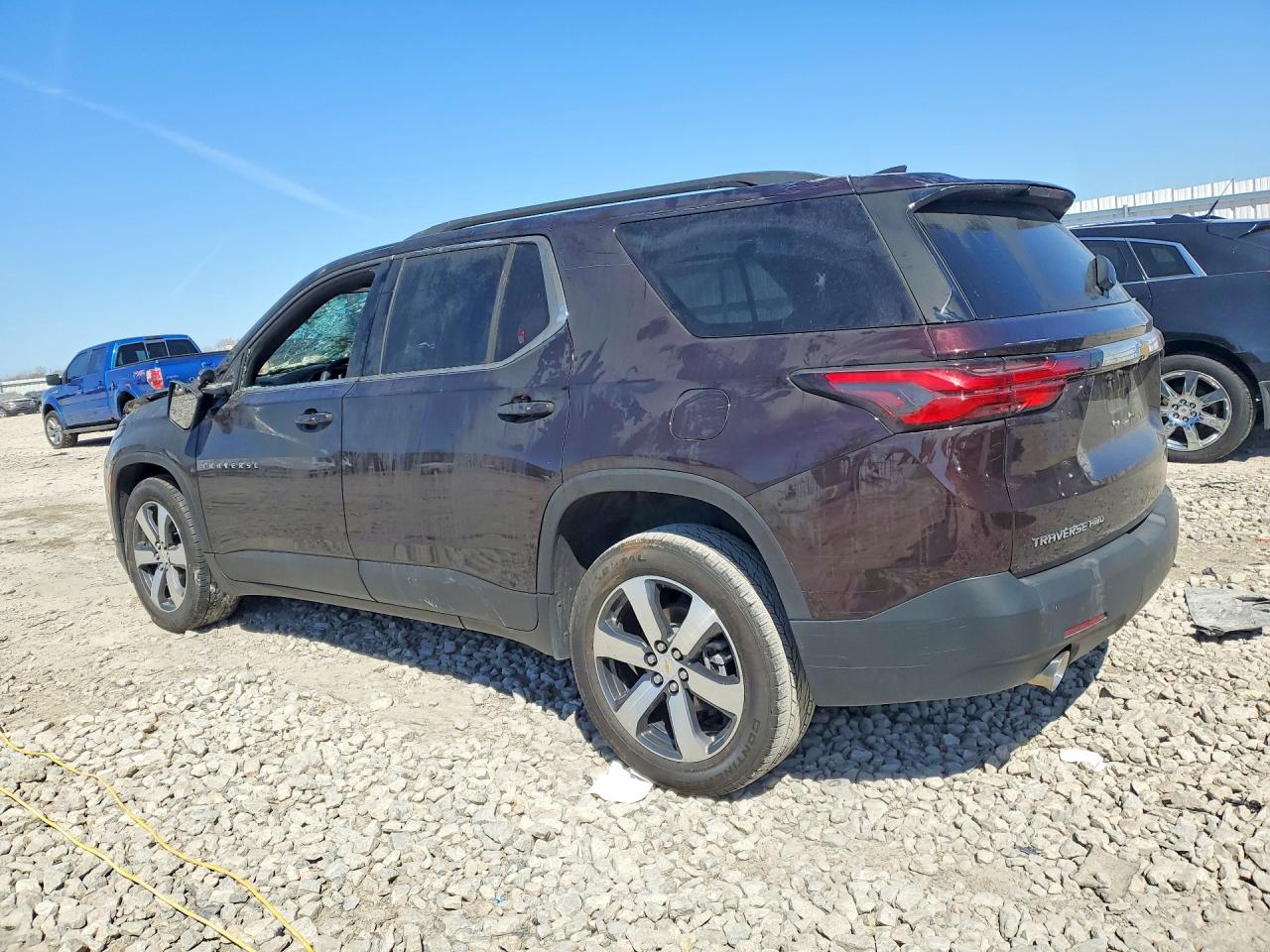 2023 CHEVROLET TRAVERSE LT photo 2