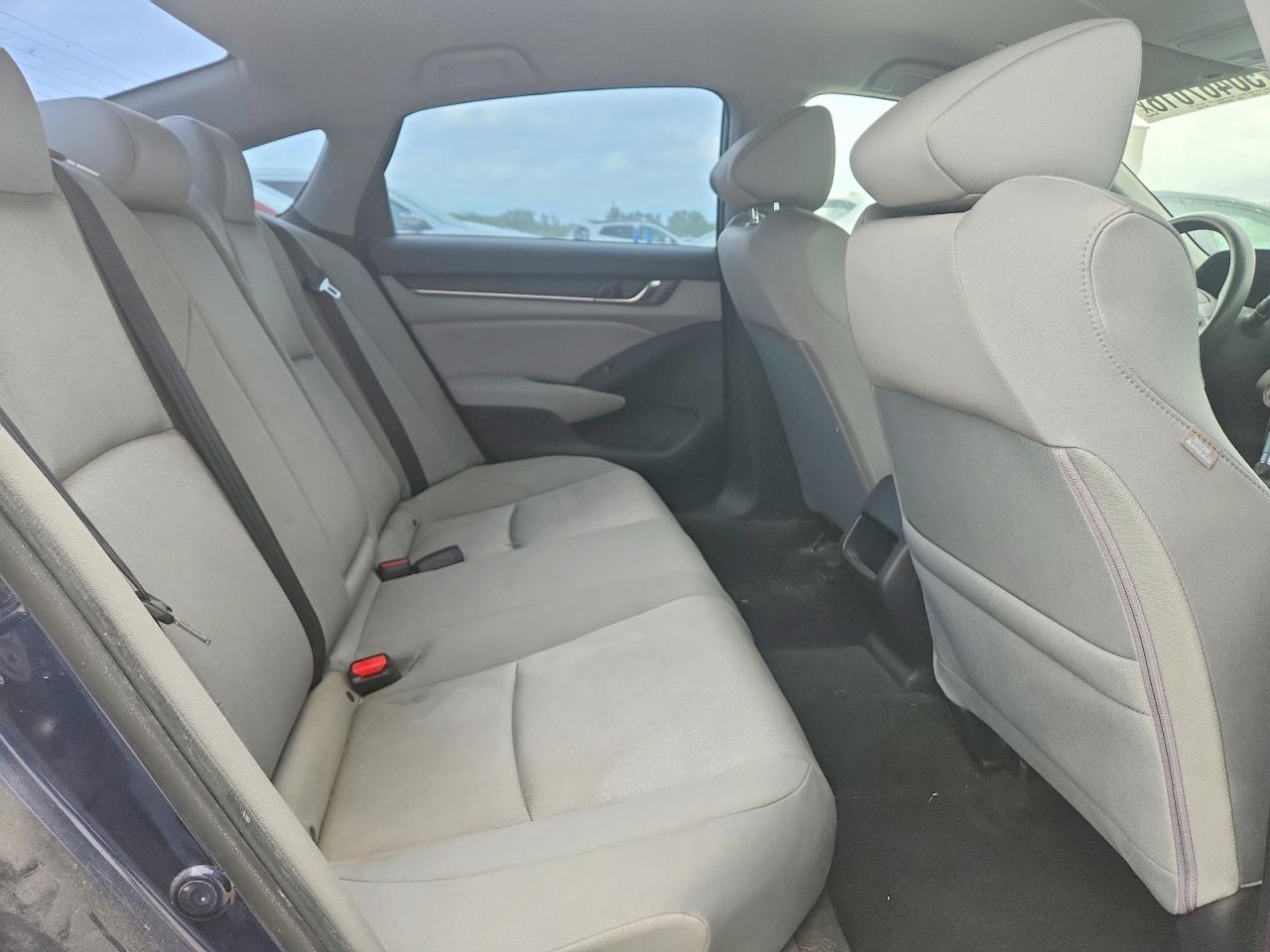 2018 HONDA ACCORD LX photo 19