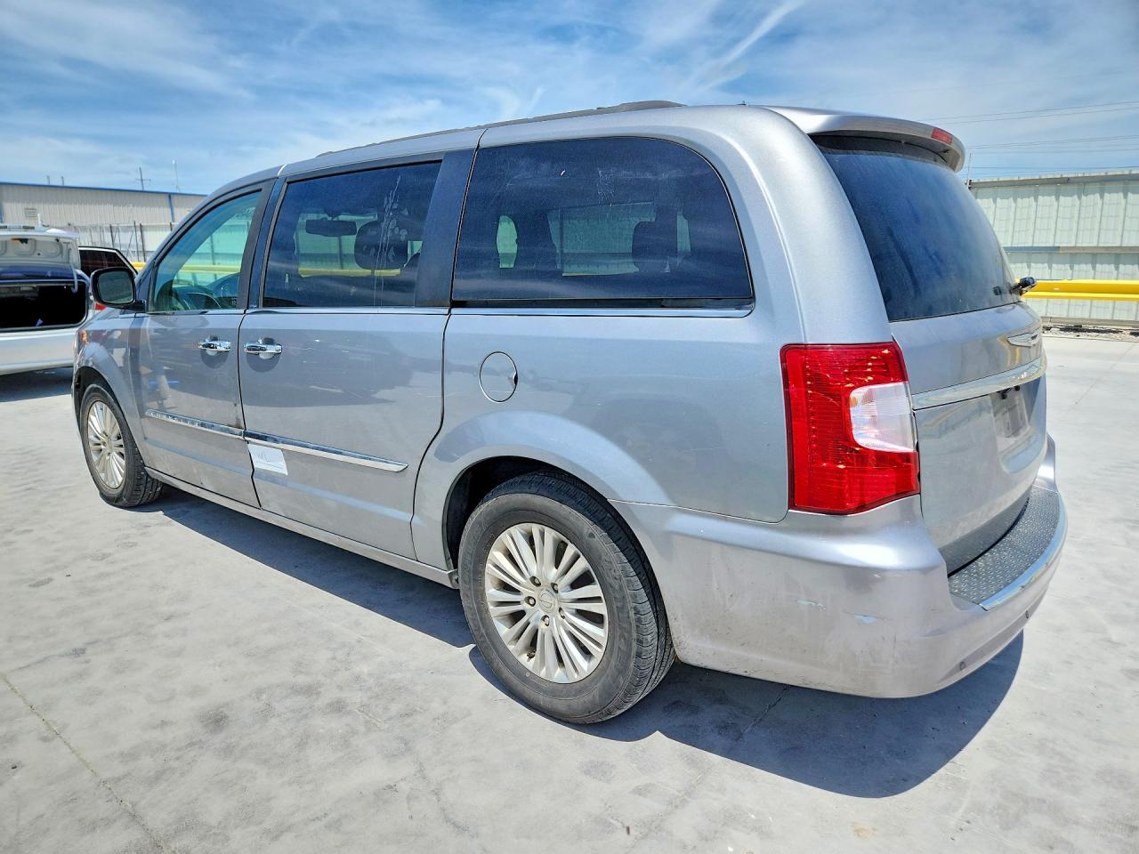 2013 CHRYSLER TOWN & COUNTRY TOURING L photo 4