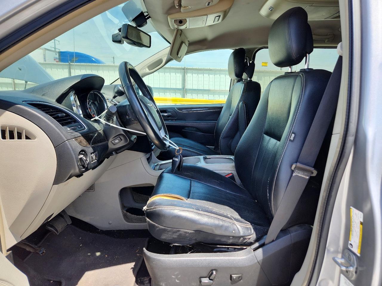 2013 CHRYSLER TOWN & COUNTRY TOURING L photo 19