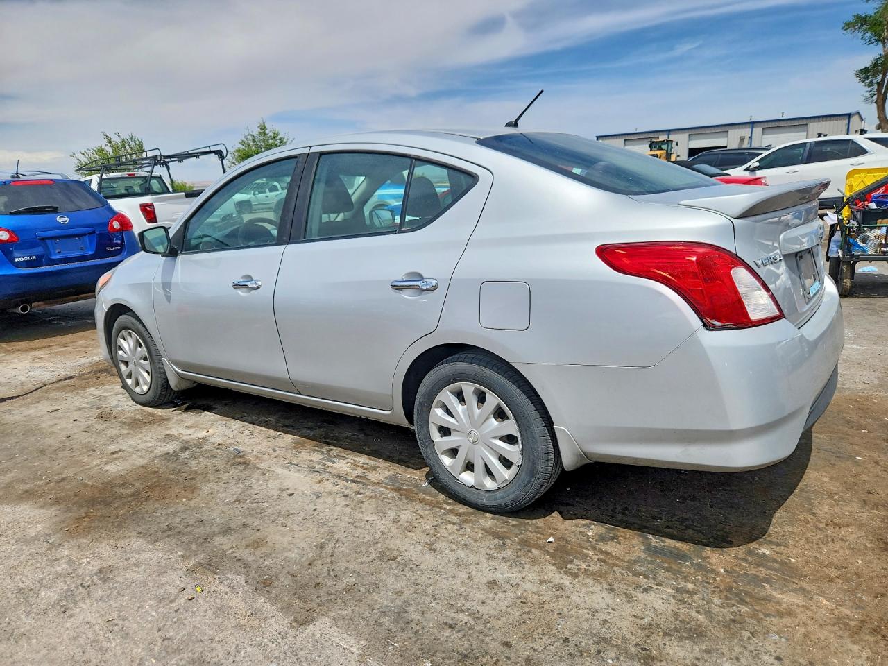 2018 NISSAN VERSA SV photo 3