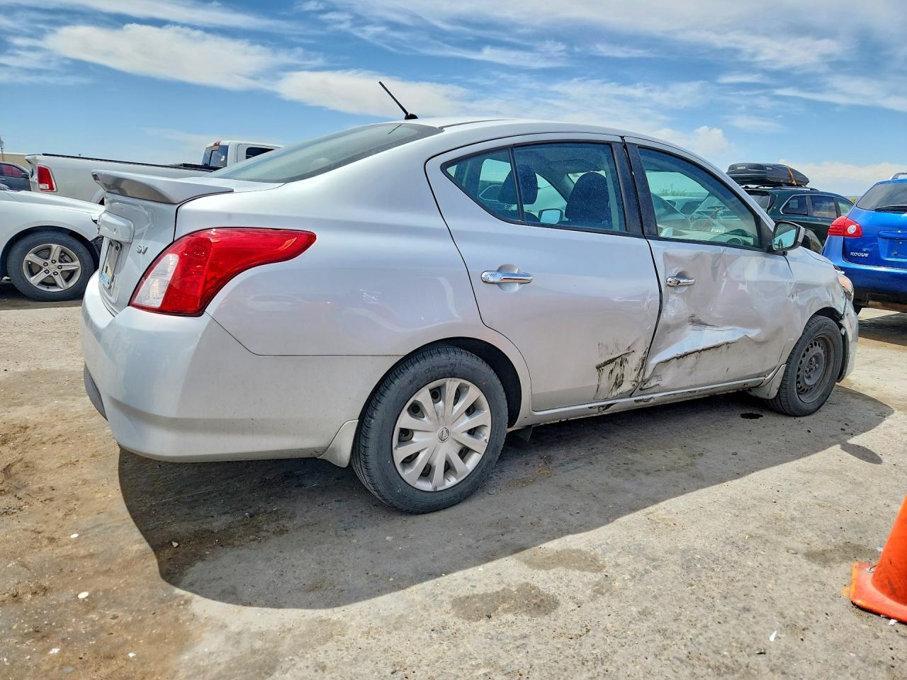 2018 NISSAN VERSA SV photo 5