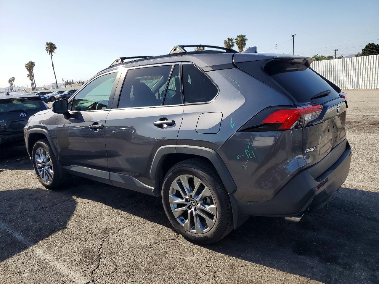 2022 TOYOTA RAV4 XLE PREMIUM photo 3