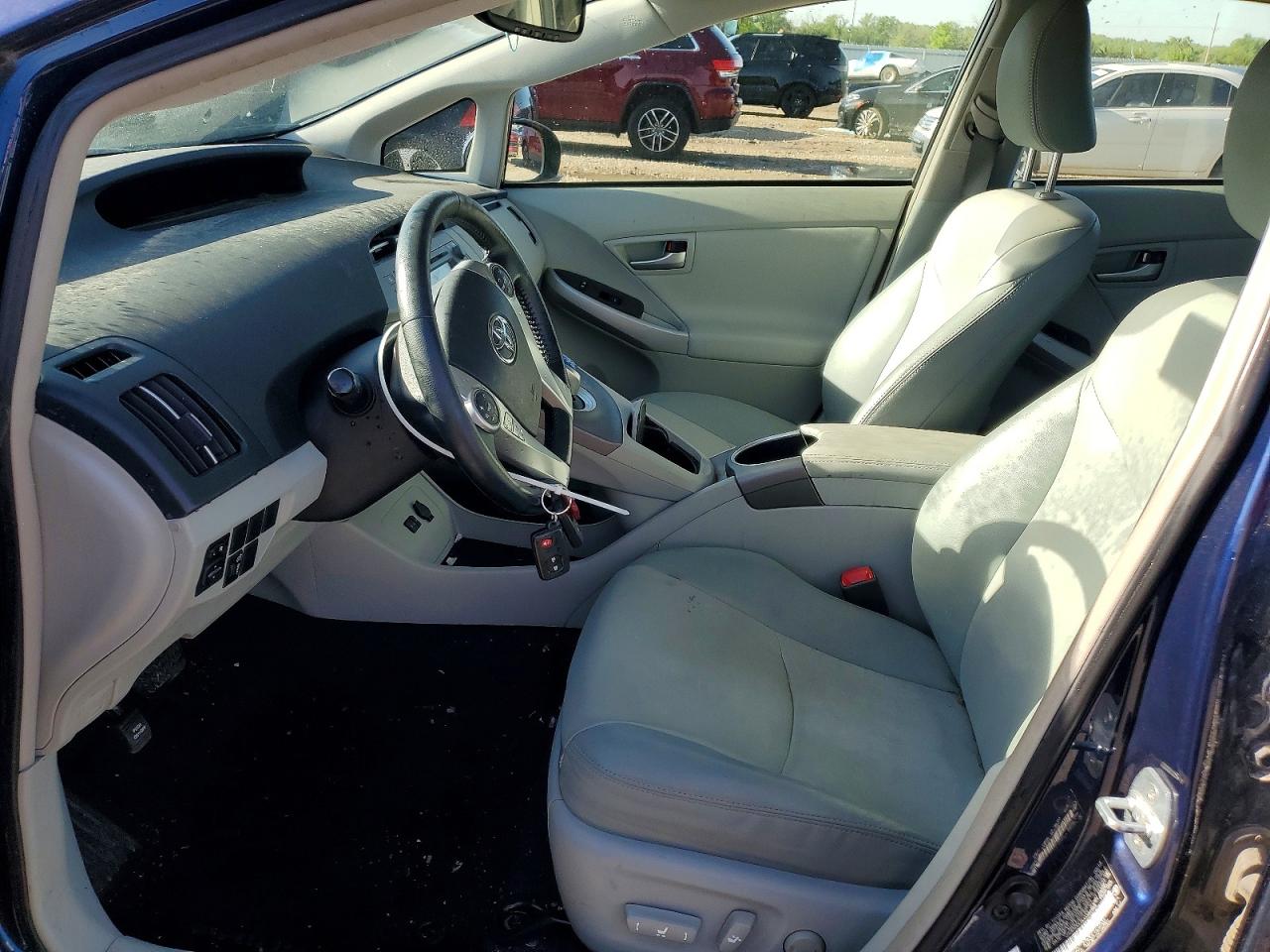 2013 TOYOTA PRIUS FOUR photo 13