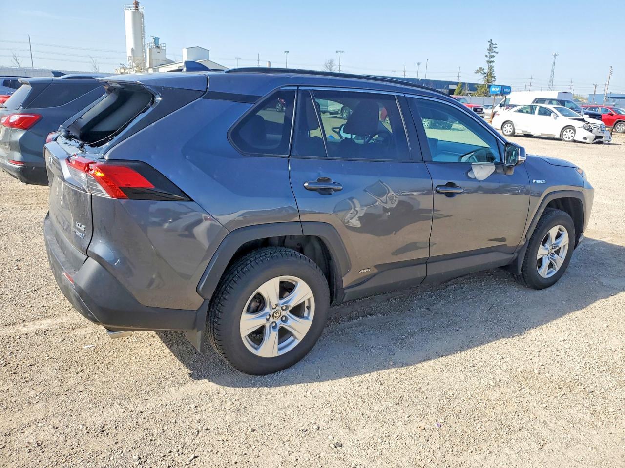 2021 TOYOTA RAV4 XLE photo 3