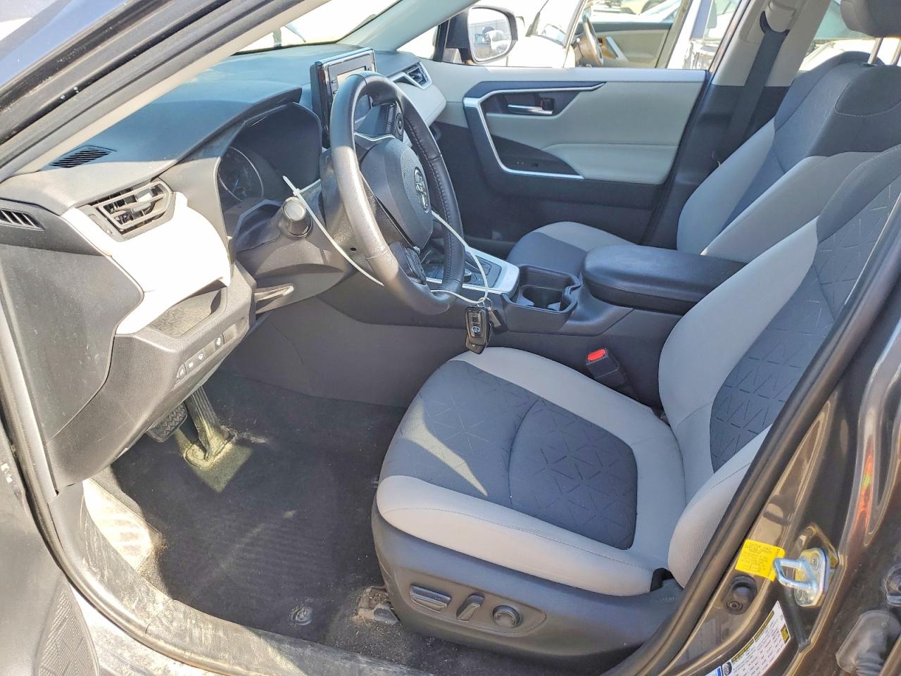 2021 TOYOTA RAV4 XLE photo 7