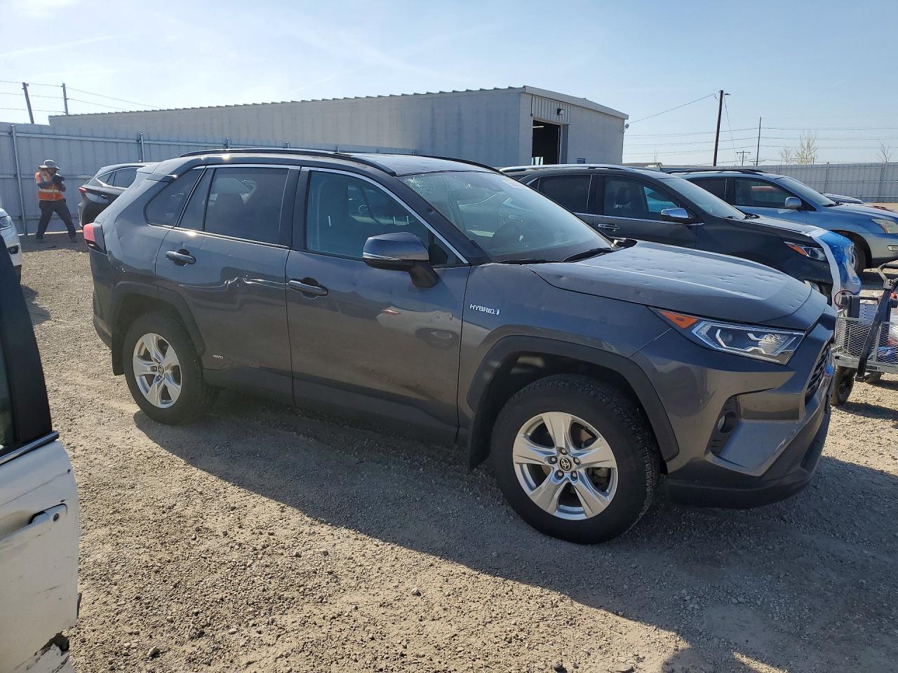 2021 TOYOTA RAV4 XLE photo 4