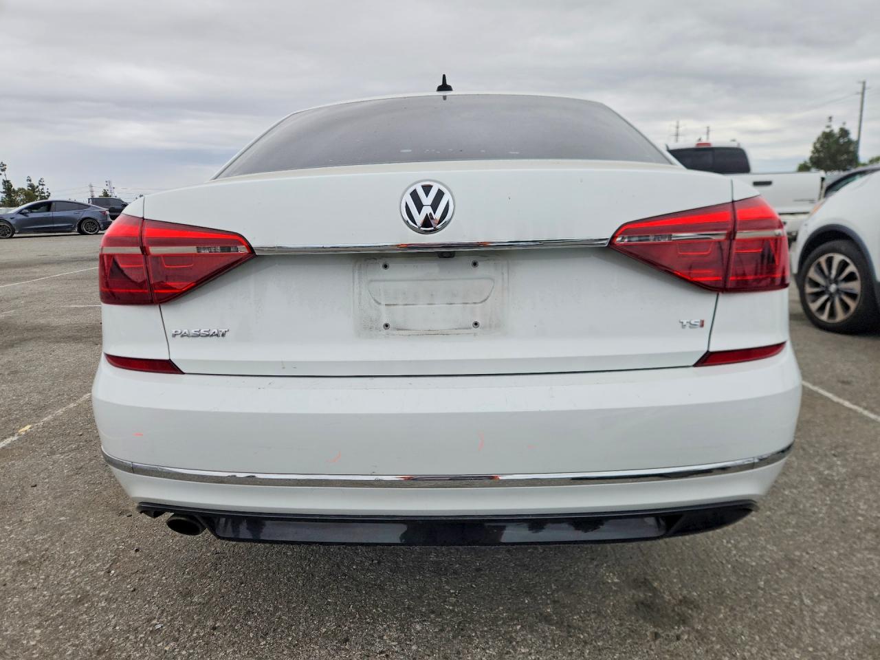 2017 VOLKSWAGEN PASSAT R-LINE photo 11