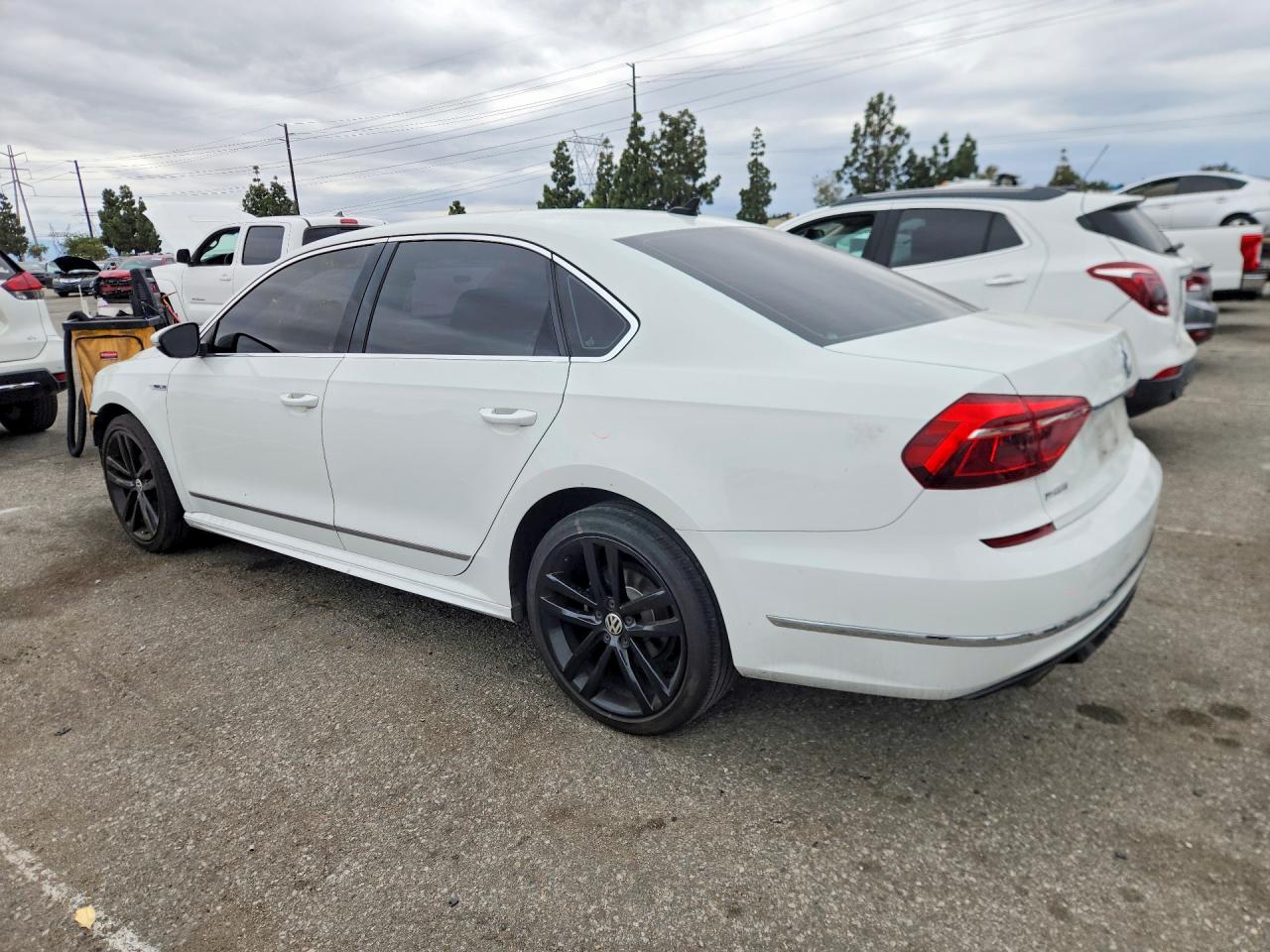 2017 VOLKSWAGEN PASSAT R-LINE photo 3