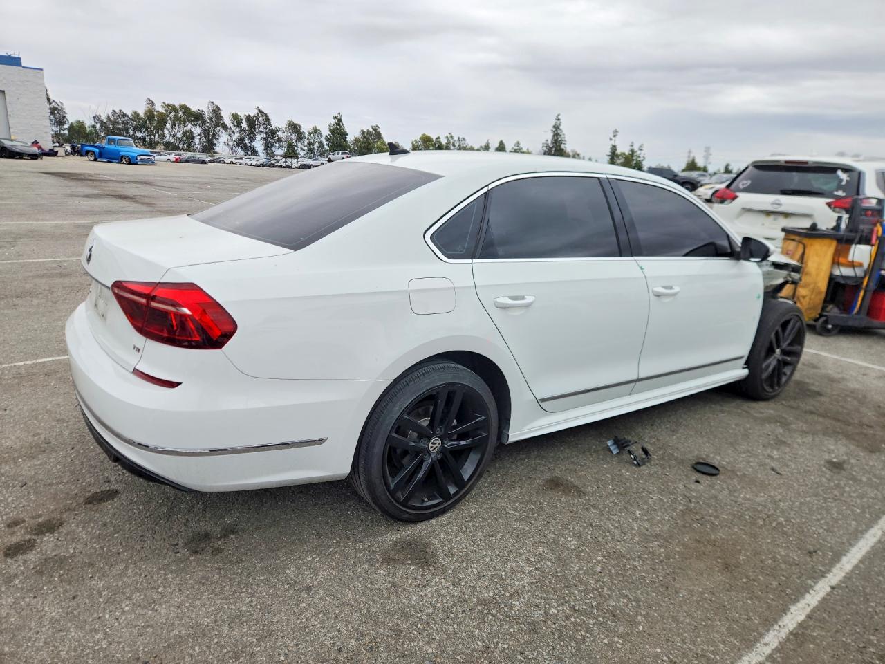2017 VOLKSWAGEN PASSAT R-LINE photo 5