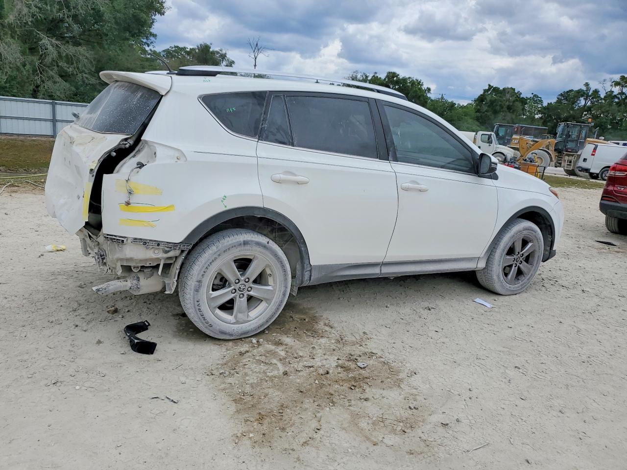 2015 TOYOTA RAV4 XLE photo 5