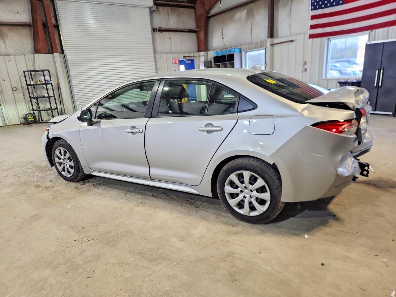 2022 TOYOTA COROLLA LE photo 3