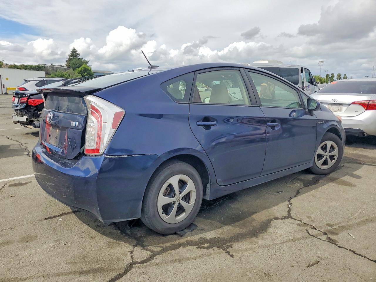 2014 TOYOTA PRIUS THREE photo 3