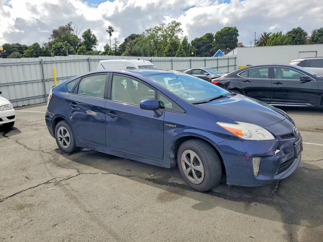 2014 TOYOTA PRIUS THREE photo 4